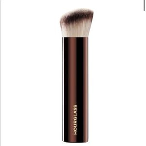 Hourglass finish foundation brush